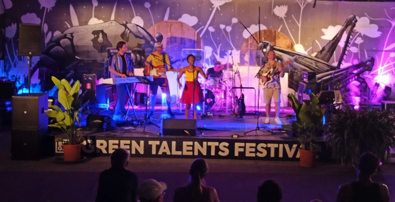 KHUMO live photo
