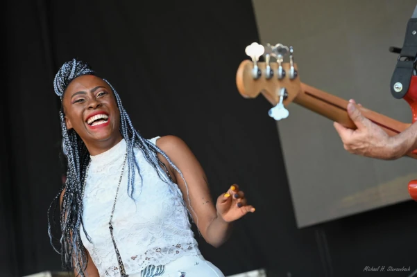 KHUMO live photo