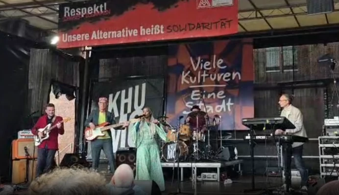 KHUMO live photo